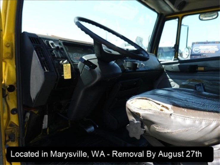 2001-freightliner-fl60-image-14
