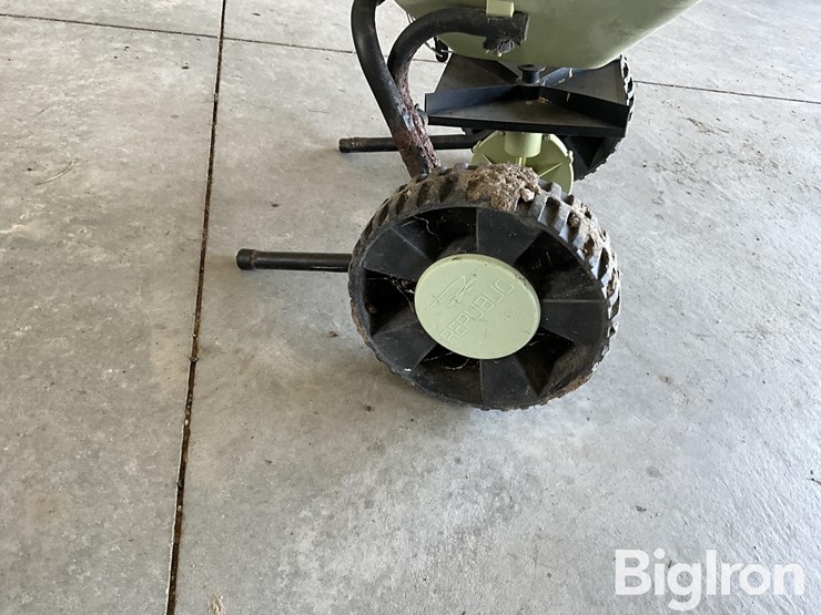 republic-fertilizer-broadcast-spreader-image-13