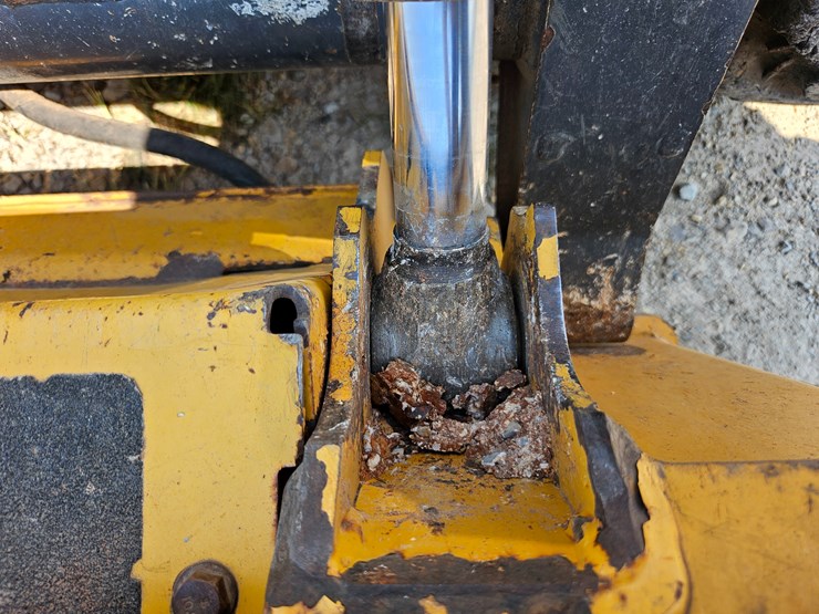 2010-deere-320d-image-59