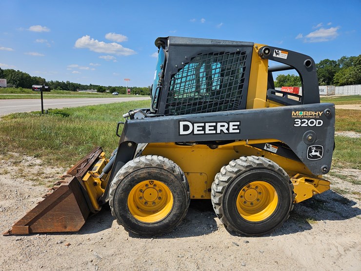2010-deere-320d-image-4