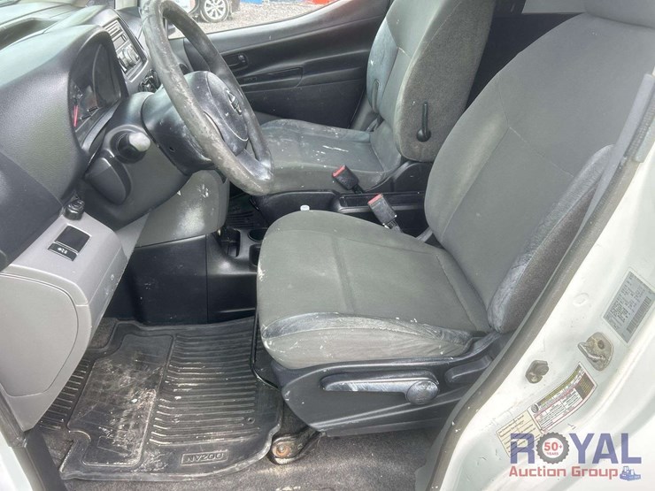 2014-nissan-nv200-image-13