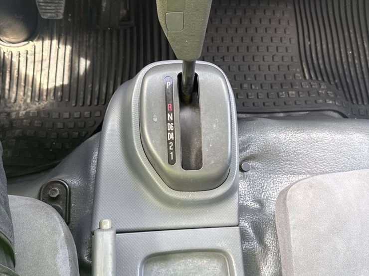 2016-isuzu-npr-image-18