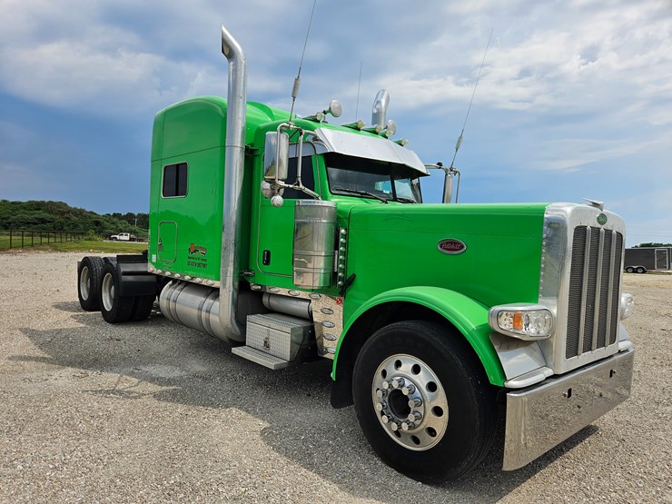 2015-peterbilt-389-image-35