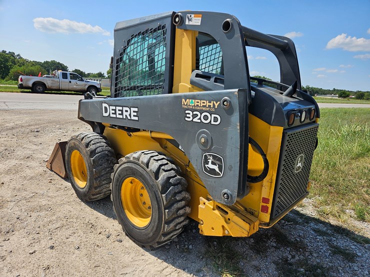 2010-deere-320d-image-7