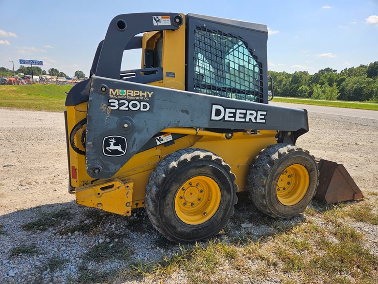 2010-deere-320d-image-13