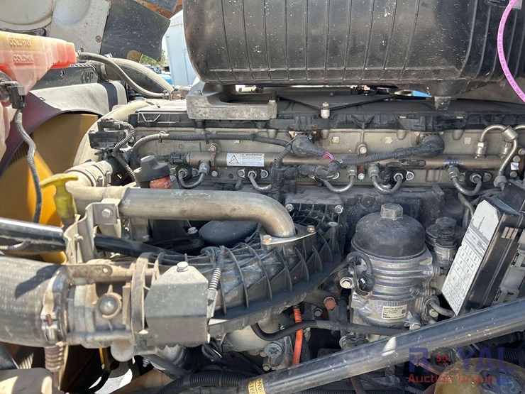 2015-freightliner-122sd-image-9