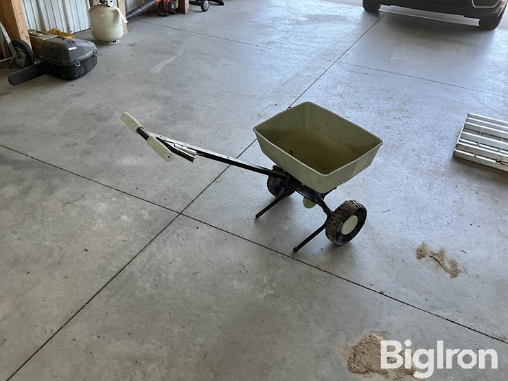 republic-fertilizer-broadcast-spreader-image-5