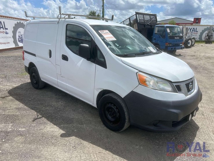 2014-nissan-nv200-image-2