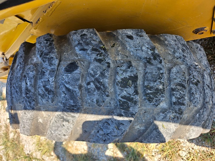 2010-deere-320d-image-53