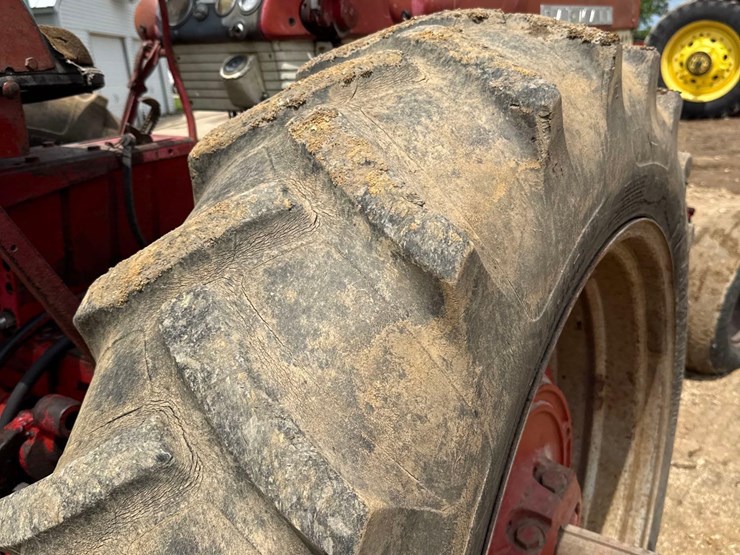 internationa-560-diesel-tractor-image-21