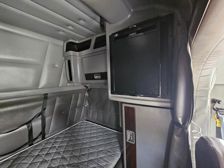2015-peterbilt-389-image-83