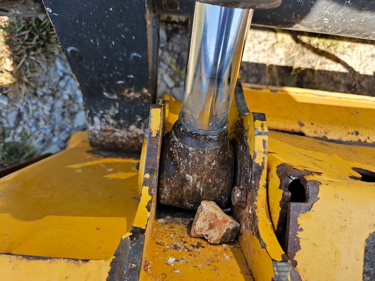 2010-deere-320d-image-63