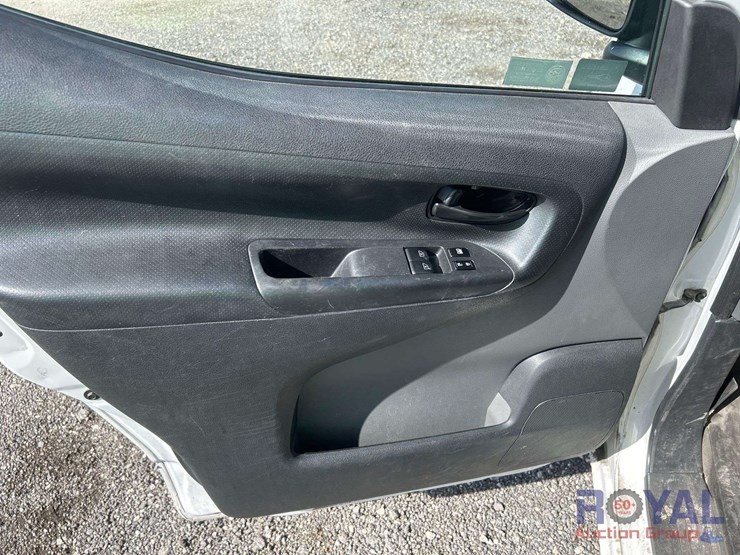 2016-nissan-nv200-image-13
