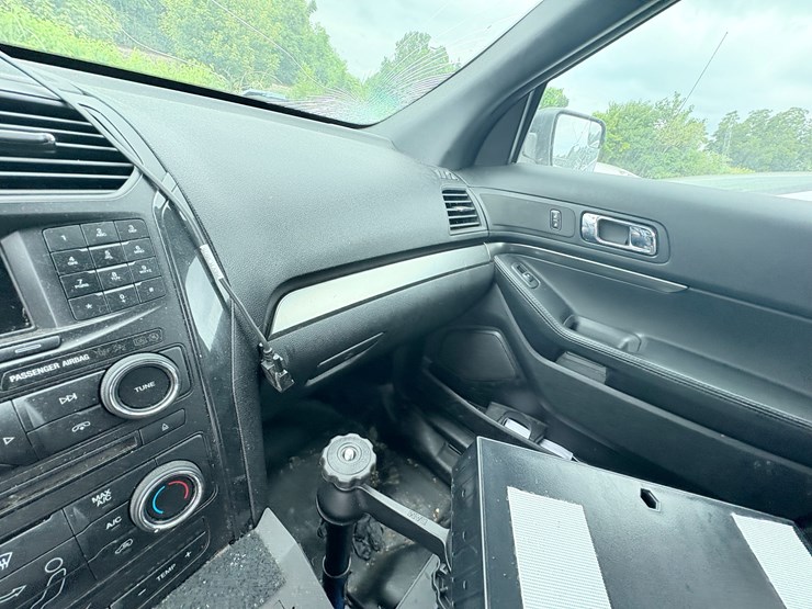 2018-ford-explorer-image-34