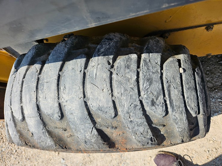 2010-deere-320d-image-49