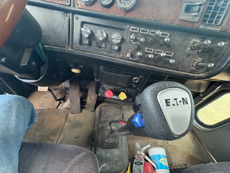 2005-peterbilt-379-image-91