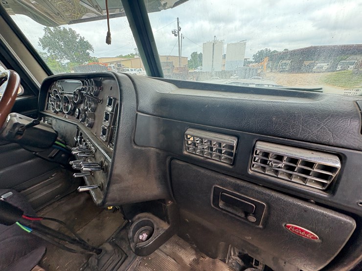 2005-peterbilt-379-image-73