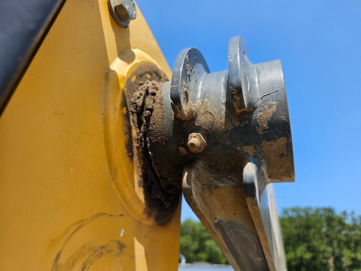 2010-deere-320d-image-73