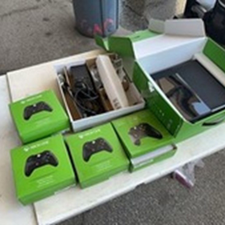 LOT#- - XBOX ONE & CONTROLLERS