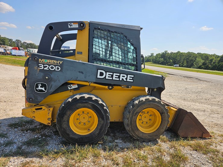 2010-deere-320d-image-14
