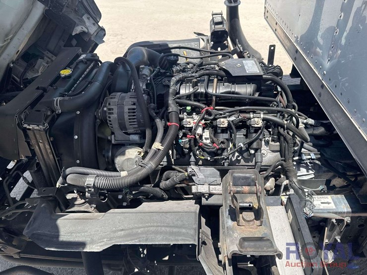 2019-isuzu-npr-image-7