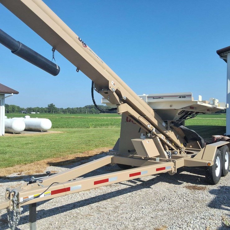 2021 Unverferth 410 Seed Tender, Seed Pro, Electric Start, Tandem Axle, Telescoping Spout, 4 Box Seed Tender, Wireless Remotes, Hyd. Door Open and Close, Honda 390 Engine, Talc Inductor