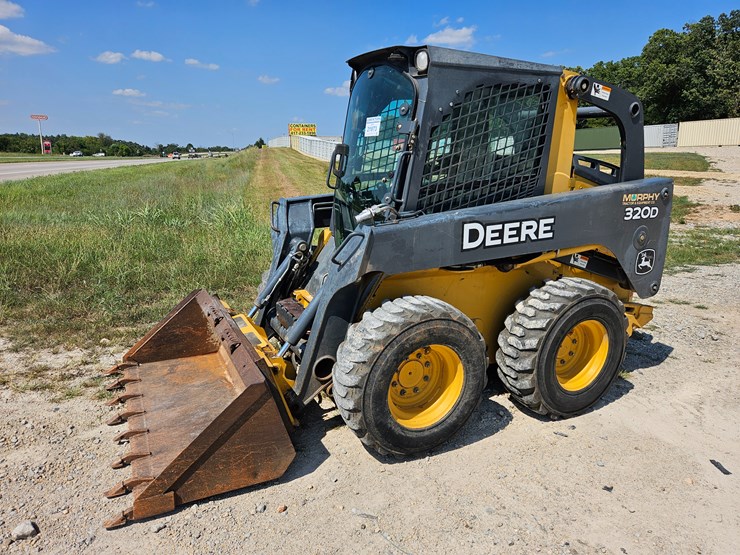 2010-deere-320d-image-2