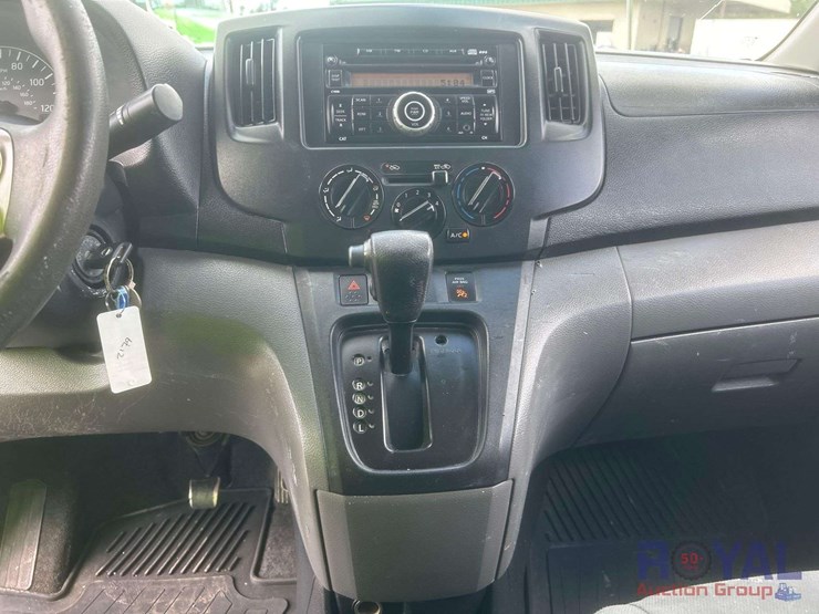2014-nissan-nv200-image-14