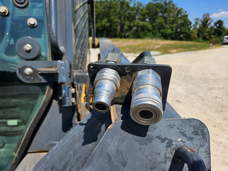 2010-deere-320d-image-62