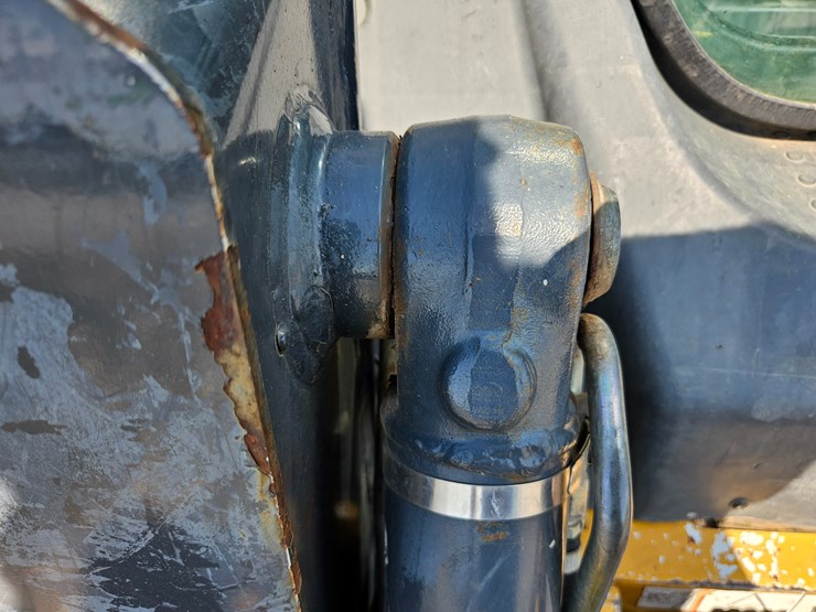 2010-deere-320d-image-66