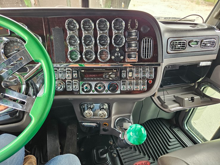 2015-peterbilt-389-image-67