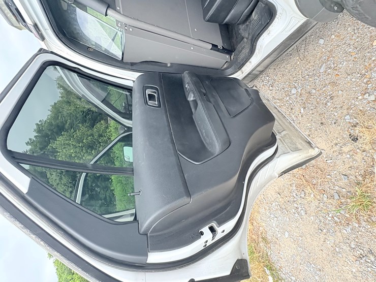 2018-ford-explorer-image-27