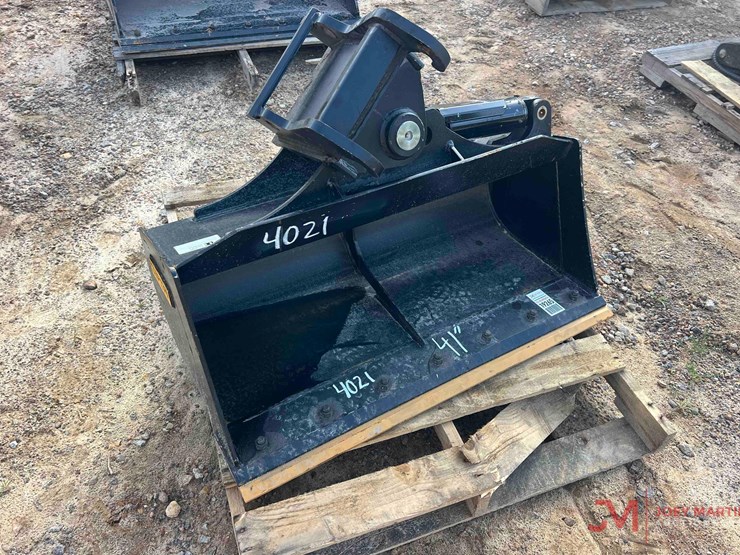 diesel-hydraulic-tilting-41"-clean-out-bucket-image-1