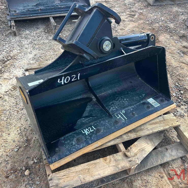 DIESEL HYDRAULIC TILTING 41" CLEAN OUT BUCKET