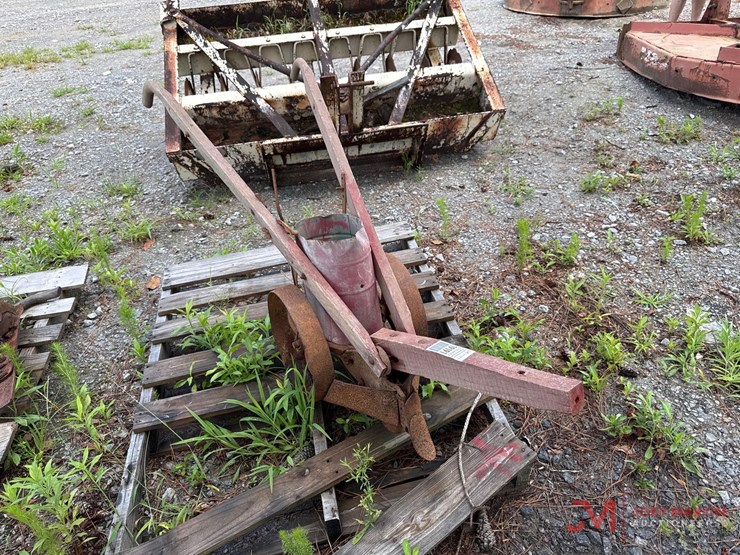 antique-seeder-image-1