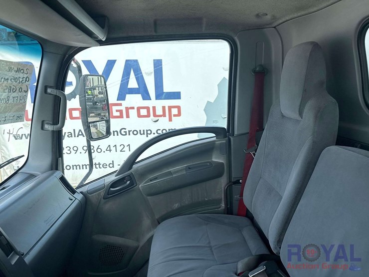 2016-isuzu-npr-image-19