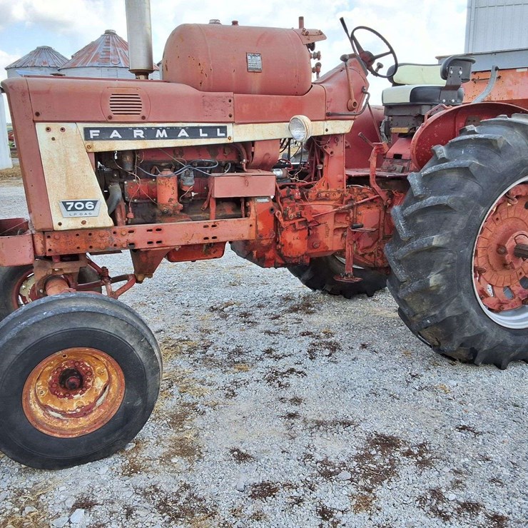 IH 706 Propane Tractor, wide front, 16.9x34 Tires, 540 and small 1000pto, 2 remotes, 3pt, Runs, New Battery, 6,174 hours, T/A Works, s/n- 4538