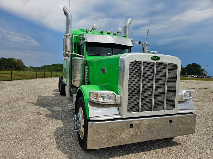 2015-peterbilt-389-image-37