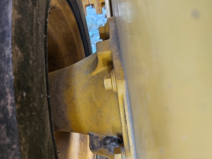 2010-deere-320d-image-54