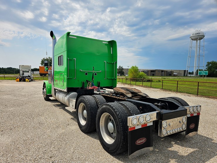 2015-peterbilt-389-image-17
