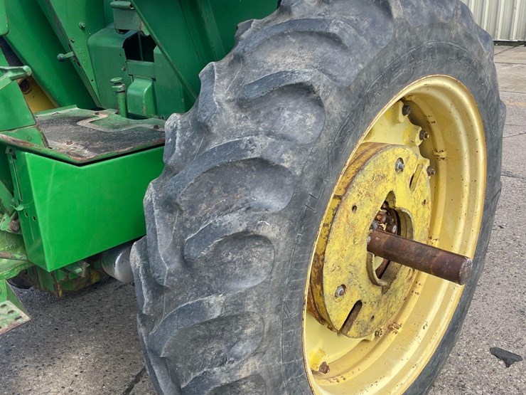 john-deere-3020-image-25