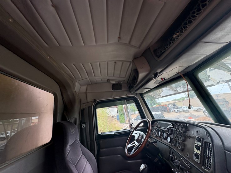 2005-peterbilt-379-image-75