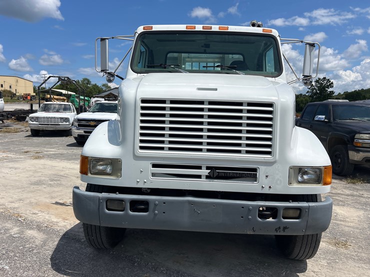 2000-international-8100-image-3
