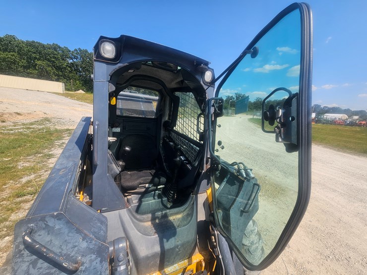2010-deere-320d-image-27