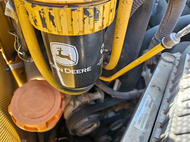 2010-deere-320d-image-23