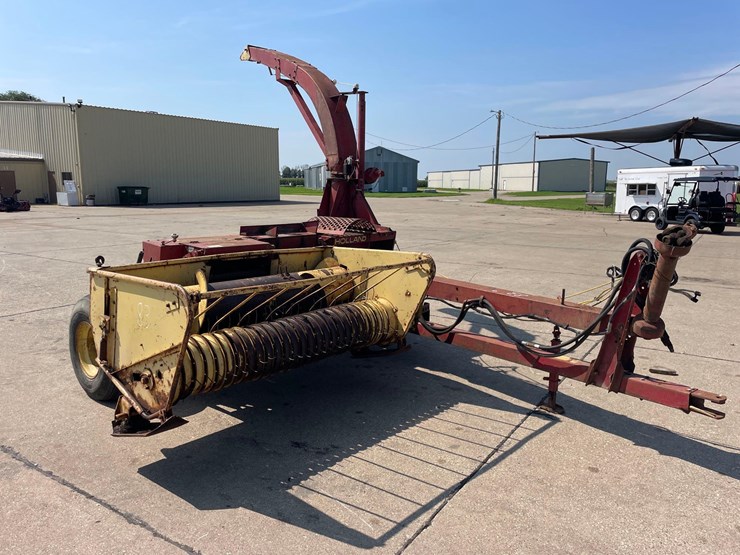 new-holland-890-image-1