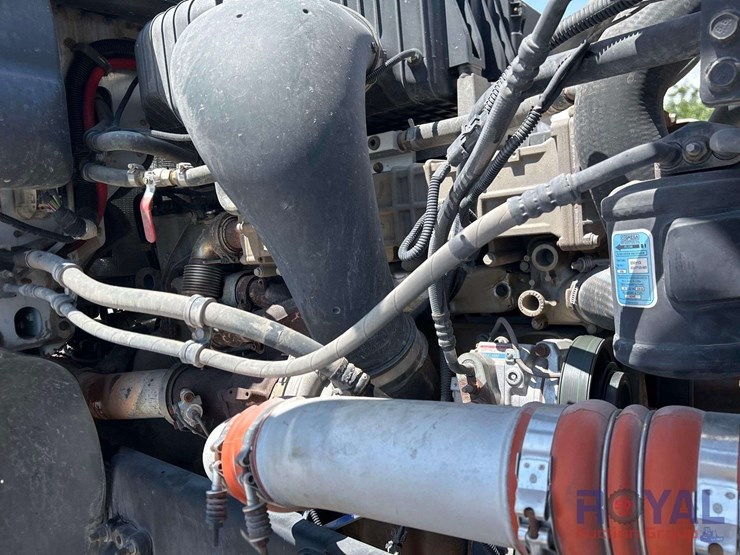 2015-freightliner-122sd-image-7