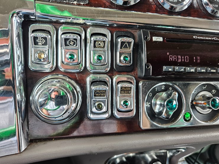 2015-peterbilt-389-image-71