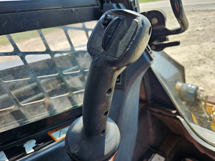 2010-deere-320d-image-39