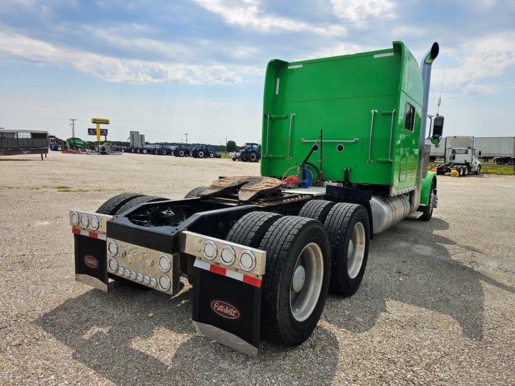 2015-peterbilt-389-image-22